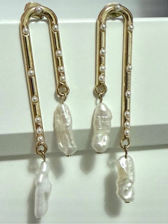 Jewelry - Chic Gold and Pearl Dangle Earrings